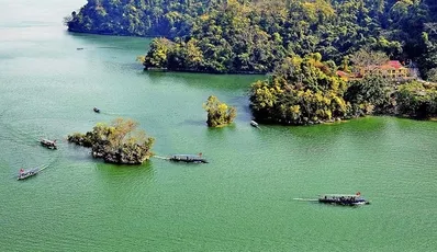 Ba Be - Le plus grand lac naturel d'eau douce du Vietnam.