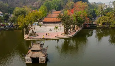 Beauté de l'ancienne et sacrée pagode Thay à Hanoi