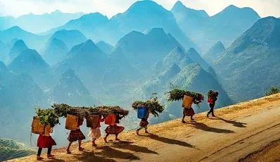 How to get from Ha Giang to Dong Van?