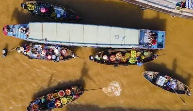Dinamico mercato galleggiante Cai Rang in Delta di Mekong