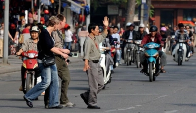 L'arte di attraversare la strada in Vietnam