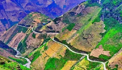 Fascino dell'altopiano carsico di Dong Van, il primo geoparco globale del Vietnam