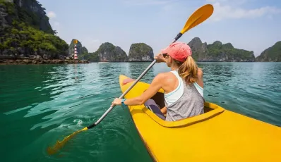 Fare kayak alla baia di Ha Long