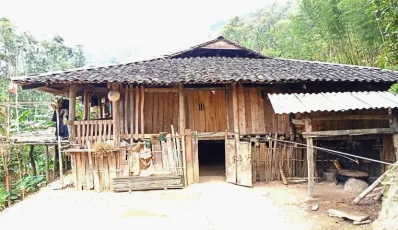Casa su palafitte della minoranza etnica Lo Lo al villaggio Khuoi Khon, Cao Bang