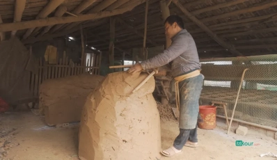 Yin-yang Tile Making Craft of the Nung An People in Lung Ri Village