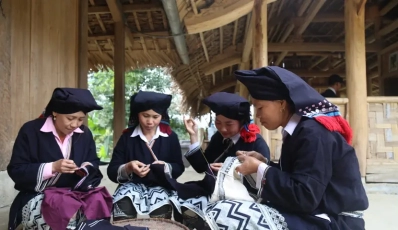Tissage traditionnel de brocart de l'ethnie Dzao Tien à Da Bac