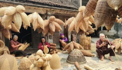 Esplorazione il villaggio artigianale di trappola da pesca di bambu vicino ad Hanoi