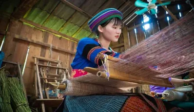 Tessitura di broccato della minoranza etnica Hmong di Sapa