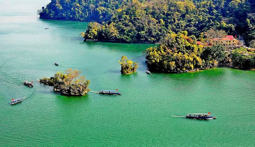 Ba Be - Le plus grand lac naturel d'eau douce du Vietnam.