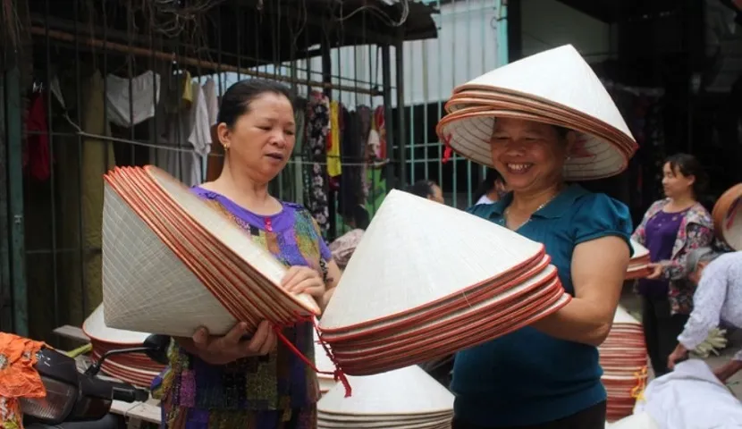 Il mercato dei cappelli tradizionali “Non” del villaggio di Chuong