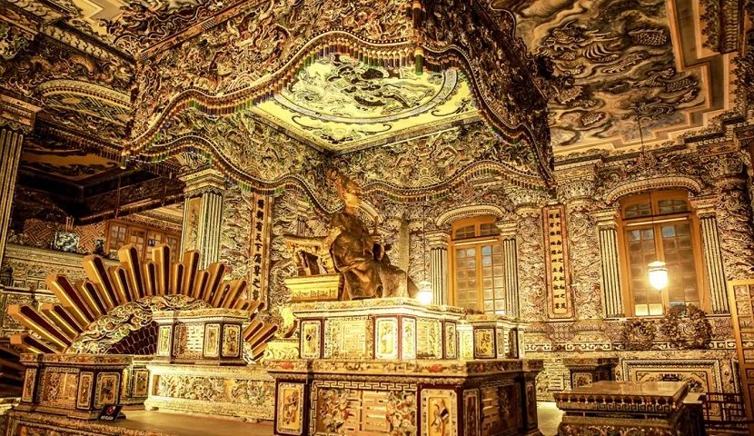 Tombeau du roi Khai Dinh - Une architecture unique avec des mosaïques sophistiquées