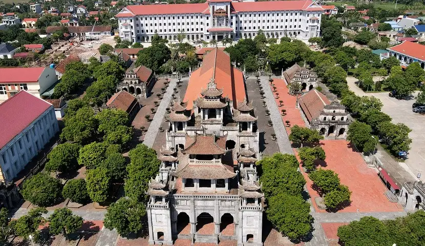 Cathédrale de Phat Diem à Ninh Binh - capitale catholique du Vietnam