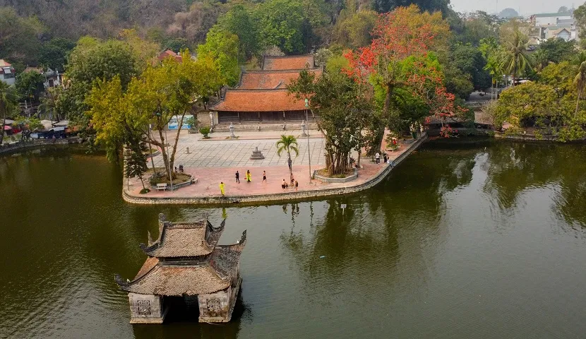 Bellezza della sacra e antica Pagoda Thay di Hanoi
