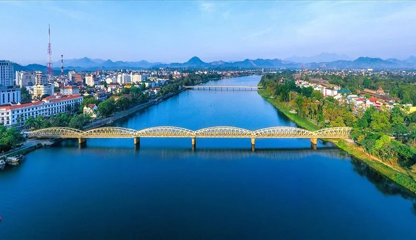Pont Truong Tien : Beauté du premier pont en acier du Vietnam