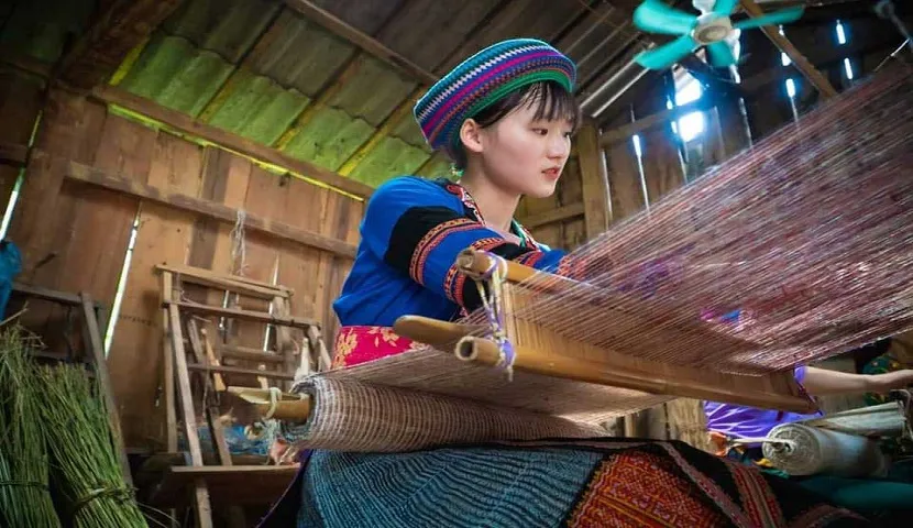 Tissage de brocart des Hmong