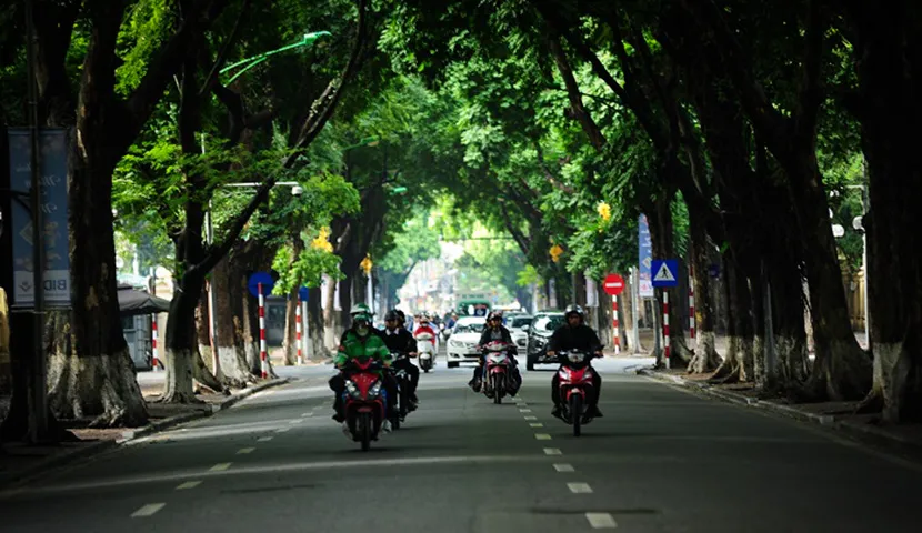 HOCHIMINH CITY, VIETNAM - Feb 24, 2017: People Cross The Road In