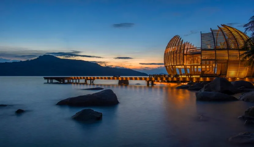 La bellezza pacifica della baia di Ninh Van al tramonto