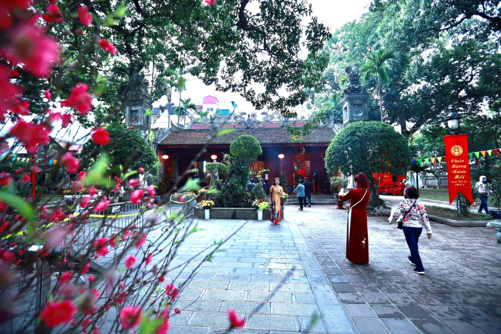 visiting temples on tet holiday