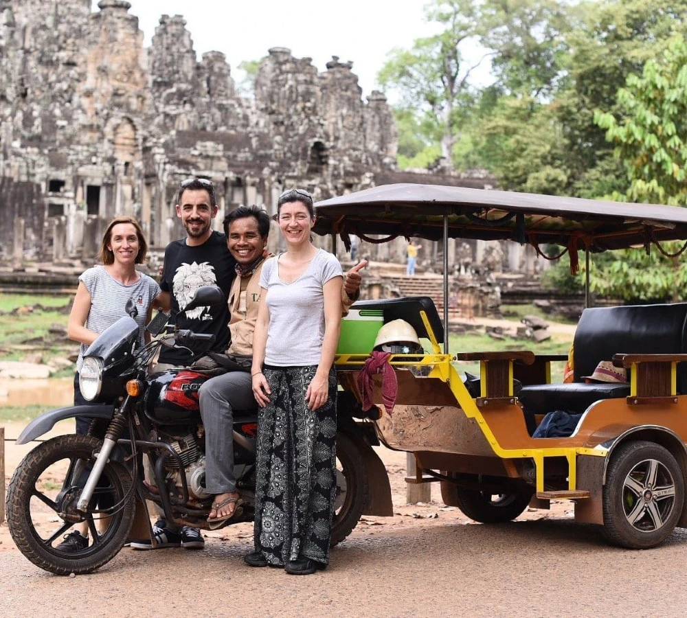 Transporte tradicional camboyano de tuk tuk para turistas en el bosque de Siem Reap