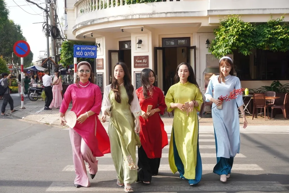 Mujer vietnamita vistiendo un elegante Ao Dai