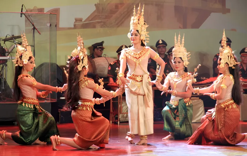 Traje tradicional con incrustaciones de oro y joyas usado por las bailarinas Apsara
