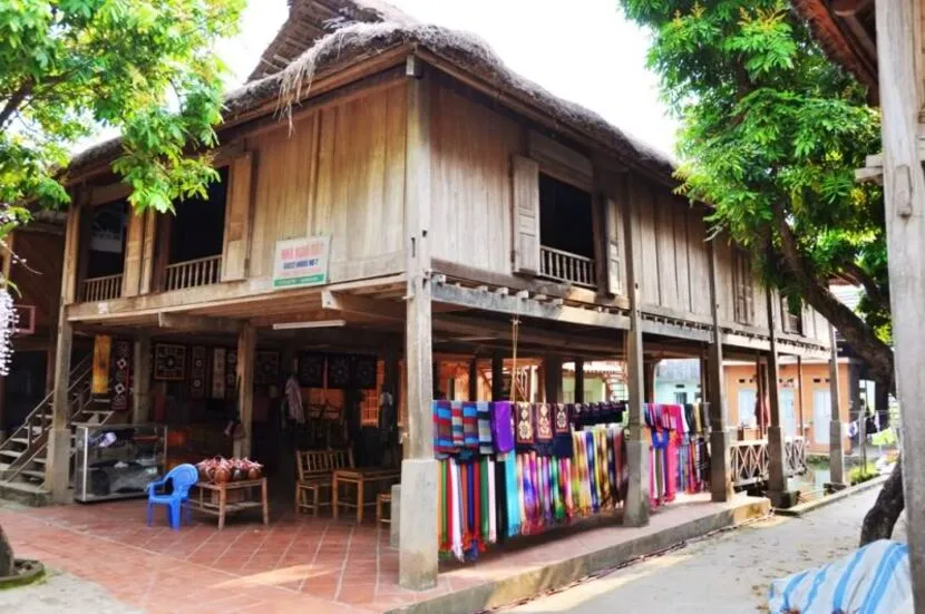 architettura casa palafitta thai mai chau
