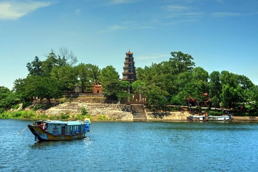 attractions in hue thien mu pagoda