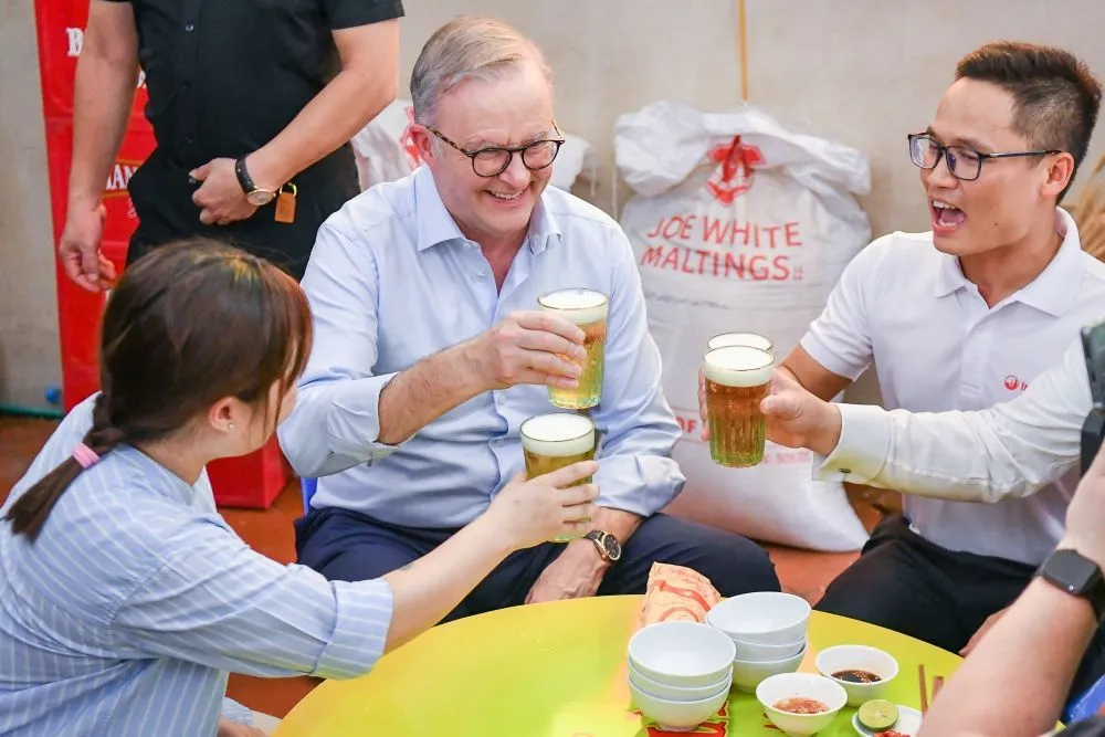 Il leader australiano beve birra con i vietnamiti in un piccolo bar ad Hanoi