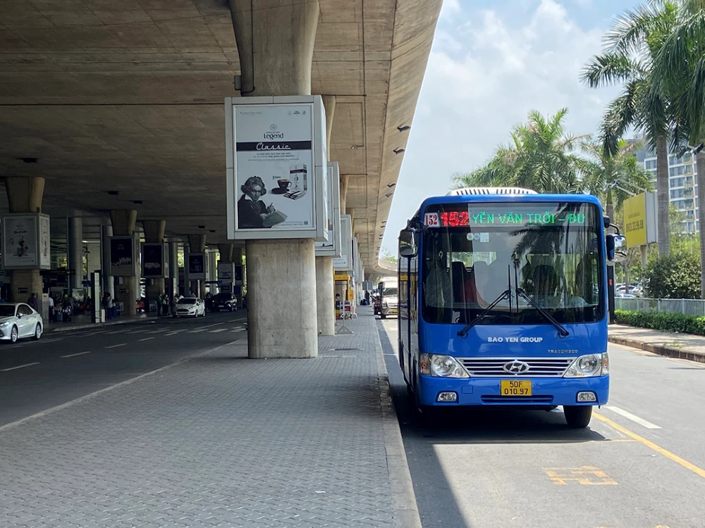 travel from tan son nhat airport to city by bus