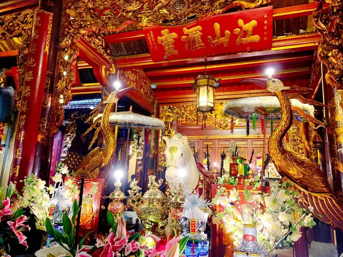 bach ma temple in hanoi old quarter