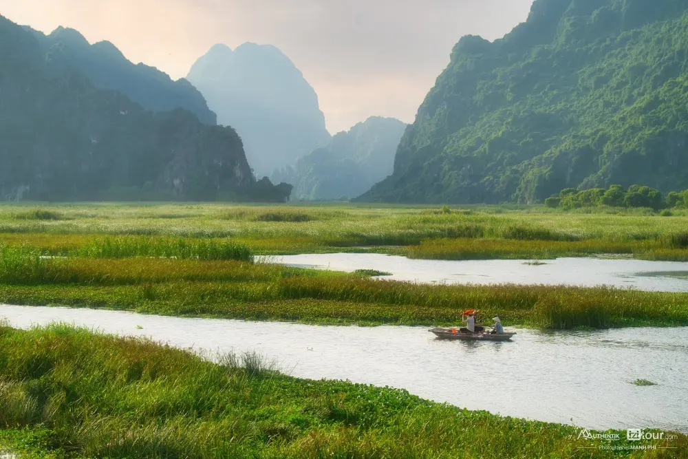Boat trip in Van Long among the karst formations of Ninh Binh