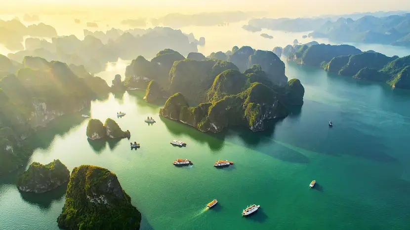Paysages karstiques de la baie d’Halong, site classé à l’UNESCO au Nord du Vietnam