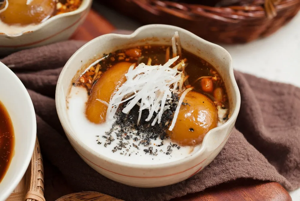 Un tazón de deliciosas bolitas de arroz glutinoso