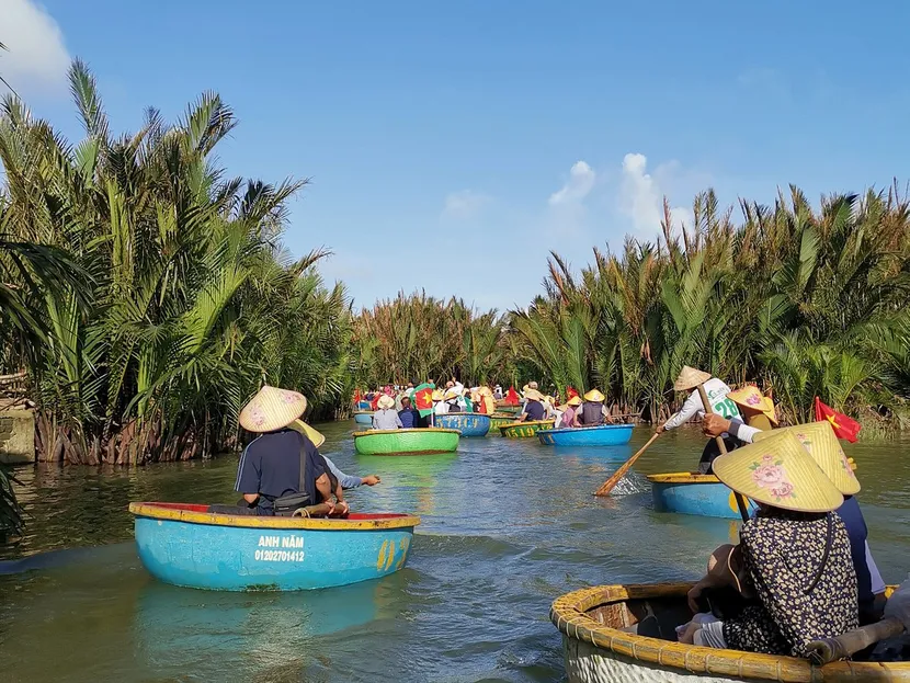 basket boat ride in hoi an with local people