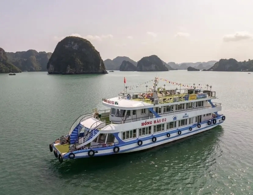 bateau hong hai dans la baie d'halong