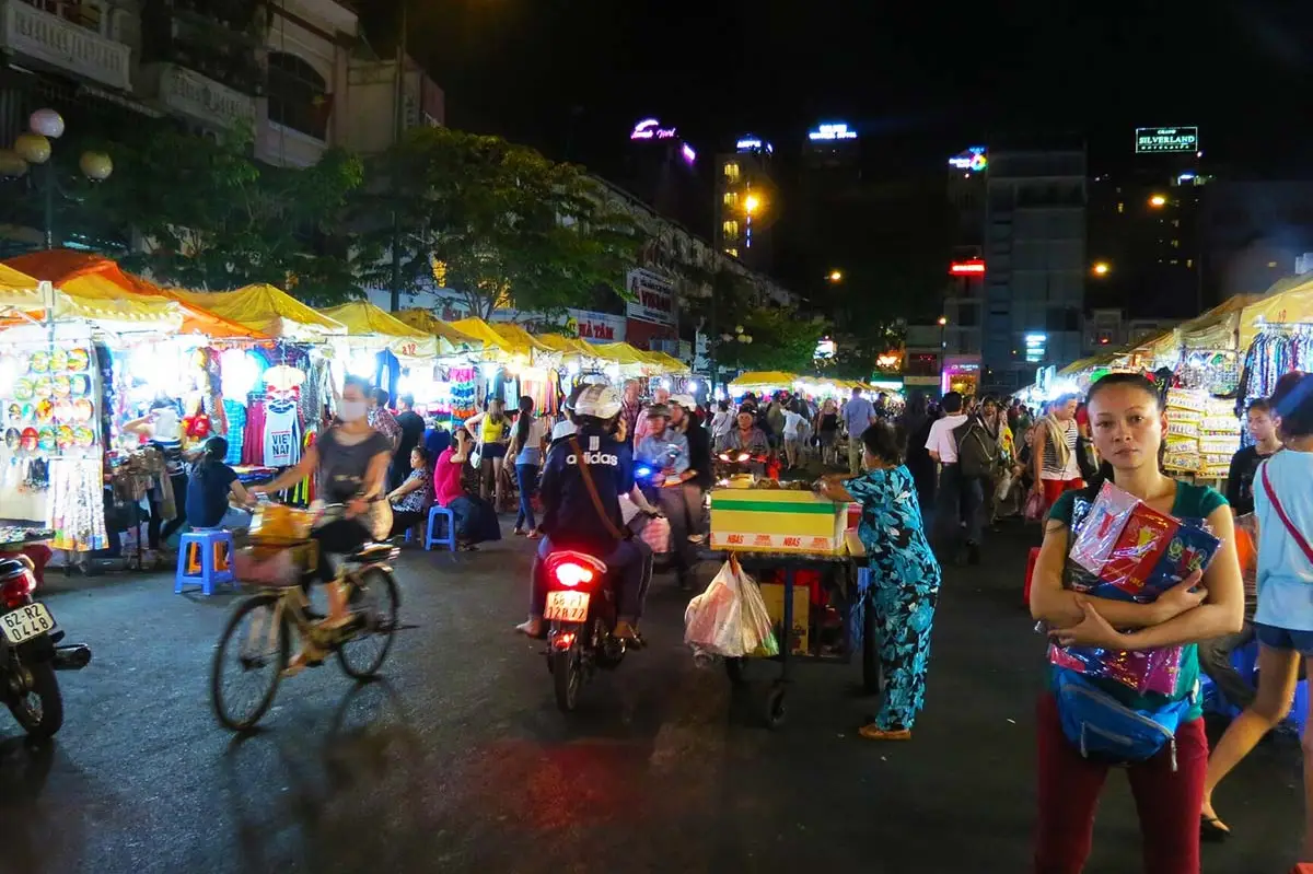 ben thanh market night