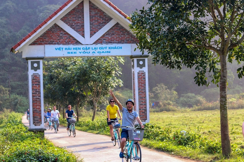 Bicyle ride in Viet Hai Village