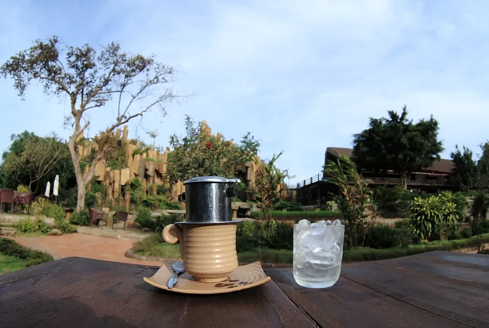 gustando una tazza di autentico caffè vietnamita a Buon Ma Thuot