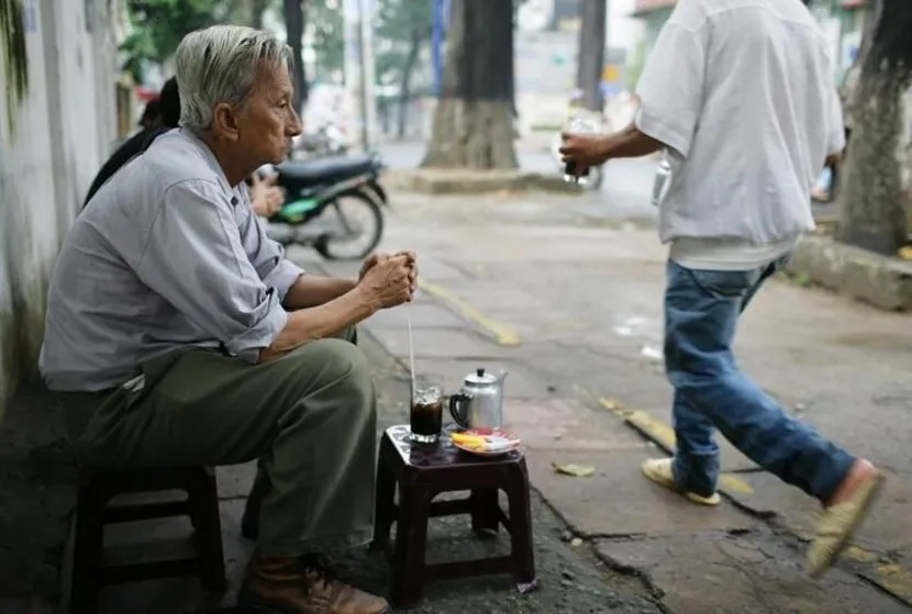 prendere-caffe-marciapiedi-vietnam