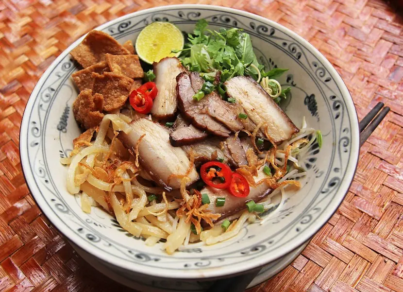 cao lau piatto vietnam