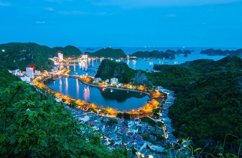 lan ha bay cat ba town