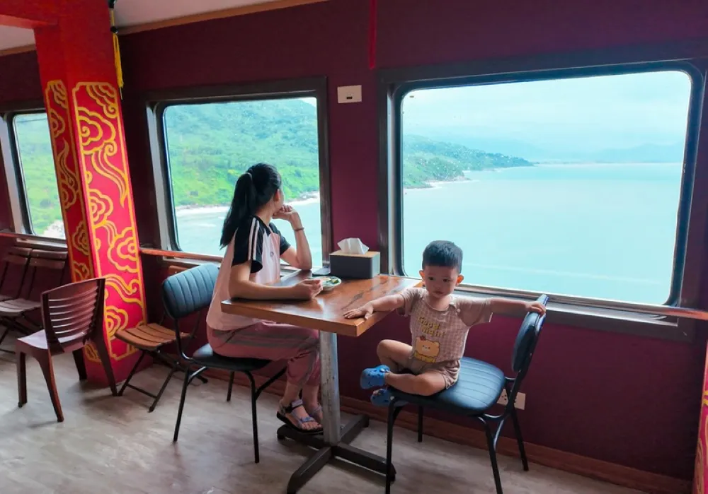 journey on train da nang to hue