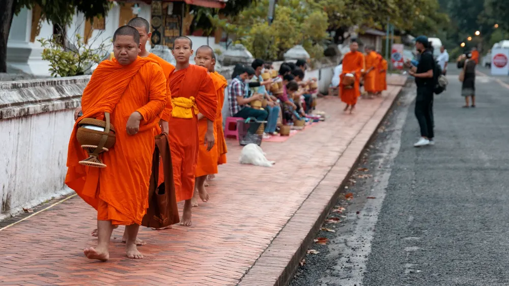 Tak Bat, la ceremonia de ofrendas a los monjes en Laos