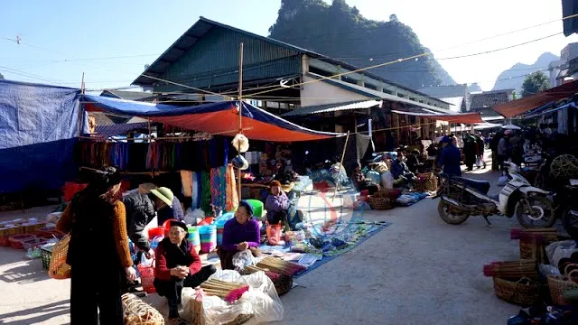 mercato etnico thong hue ban gioc nord vietnam