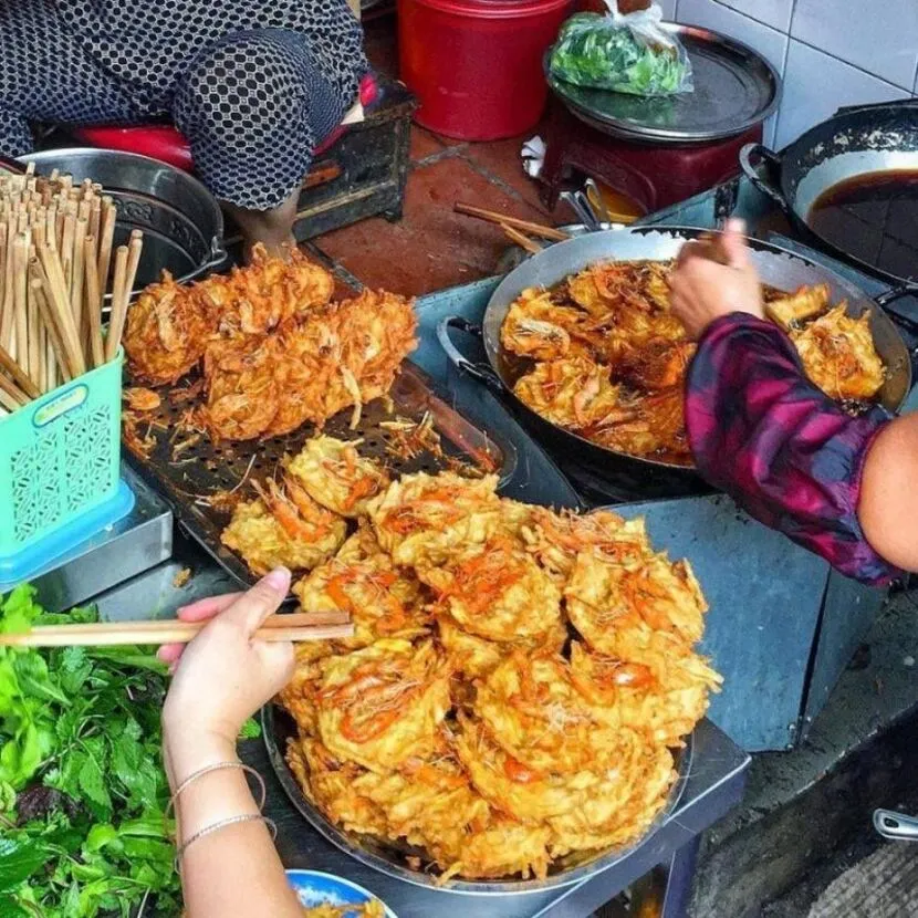 cibo di strada hanoi torta gamberi vicolo dong xuan