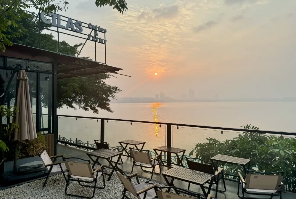 lakeside café with view