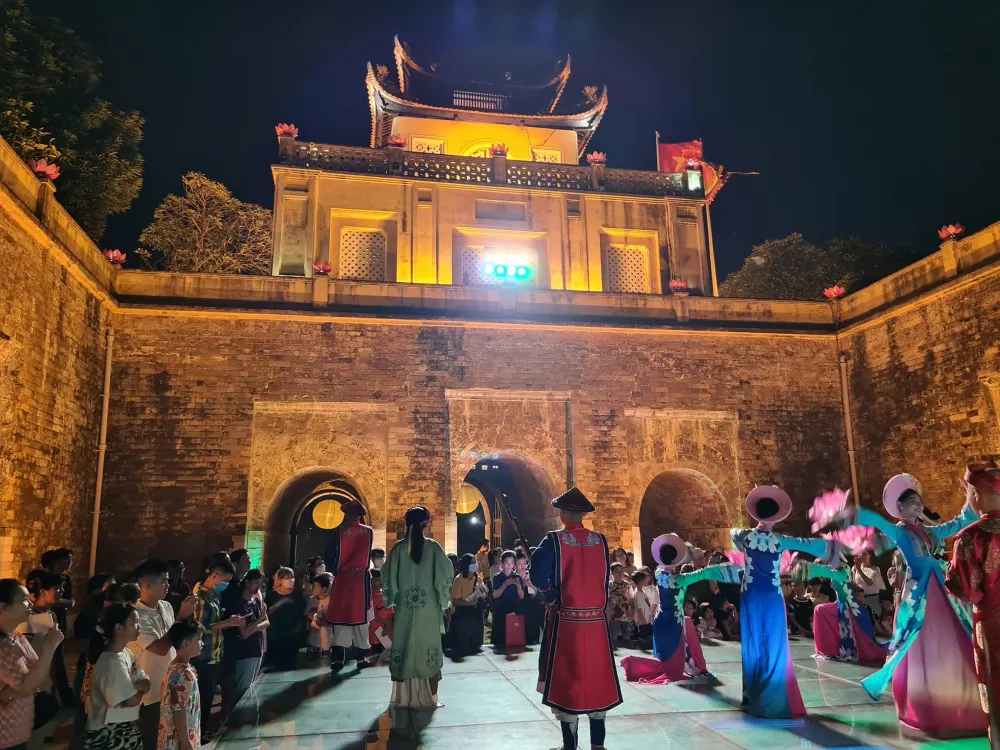 Visite nocturne de la Cité impériale de Thang Long à Hanoï