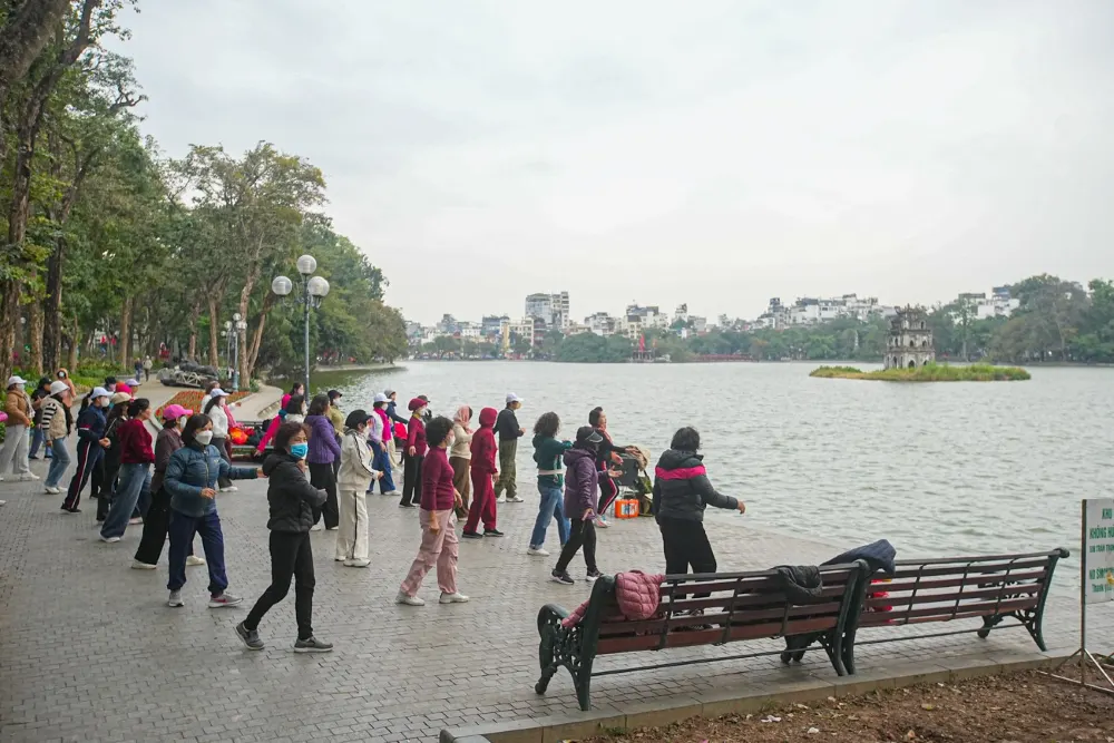 Walking around Hoan Kiem Lake on a winter morning