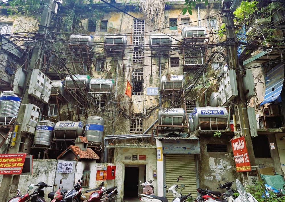 Architettura di vecchi blocchi abitativi collettivi nei vicoli di Hanoi