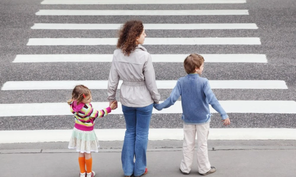 osserva la situazione prima attraversare la strada